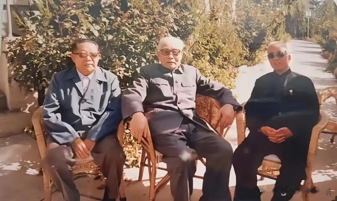 1984年，韩先楚将军、周仁杰将军专程前往北京看望老首长肖劲光大将，在肖劲光的家