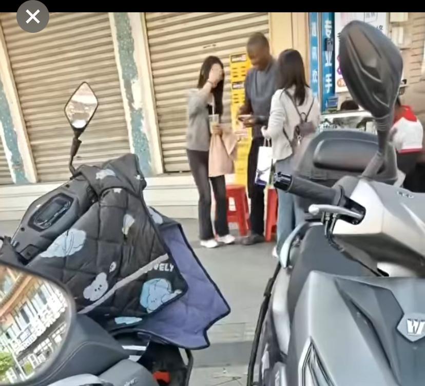 两个小姐姐路上遇到黑人小哥

1、很开心，主动上前搭讪，求合影

2、黑人小哥，