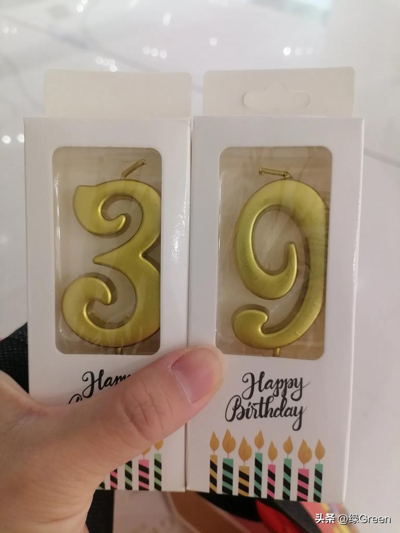 女儿早上送我一张贺卡和一条丝带，我妈给我做了早餐和晚餐。我买了一个小蛋糕，老公给