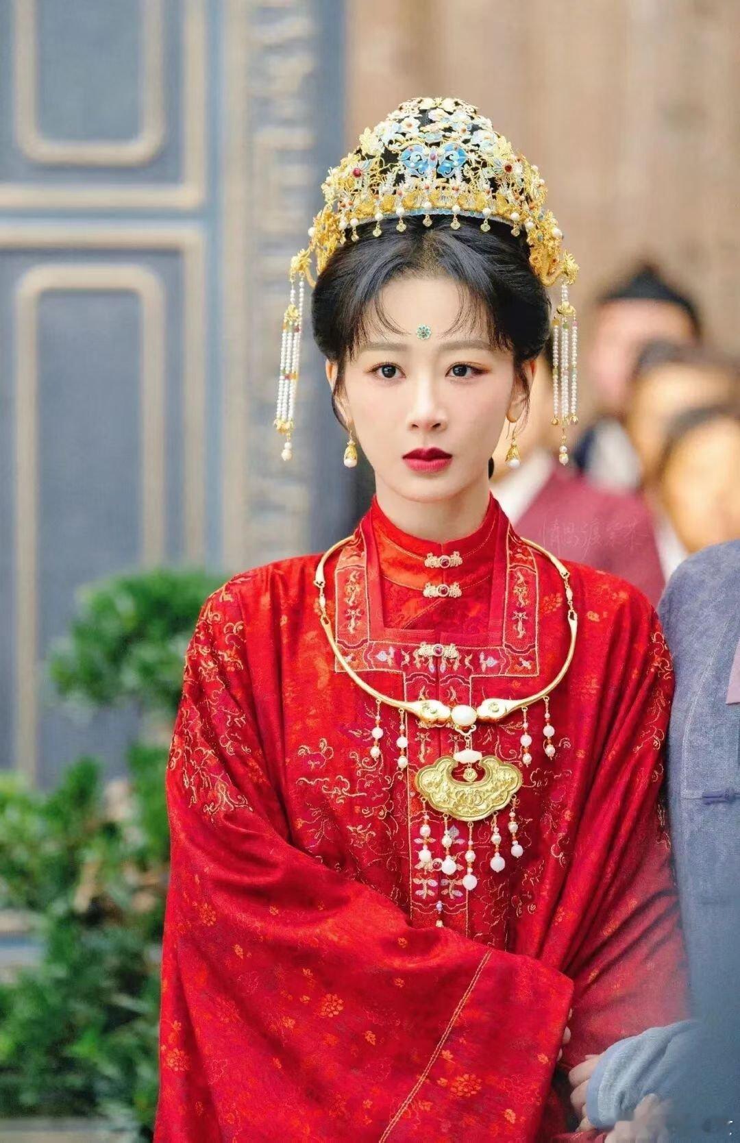 作为理性紫式路人，追完《家业》前四集真心觉得质感出众。剧集叙事流畅紧凑，没有多余