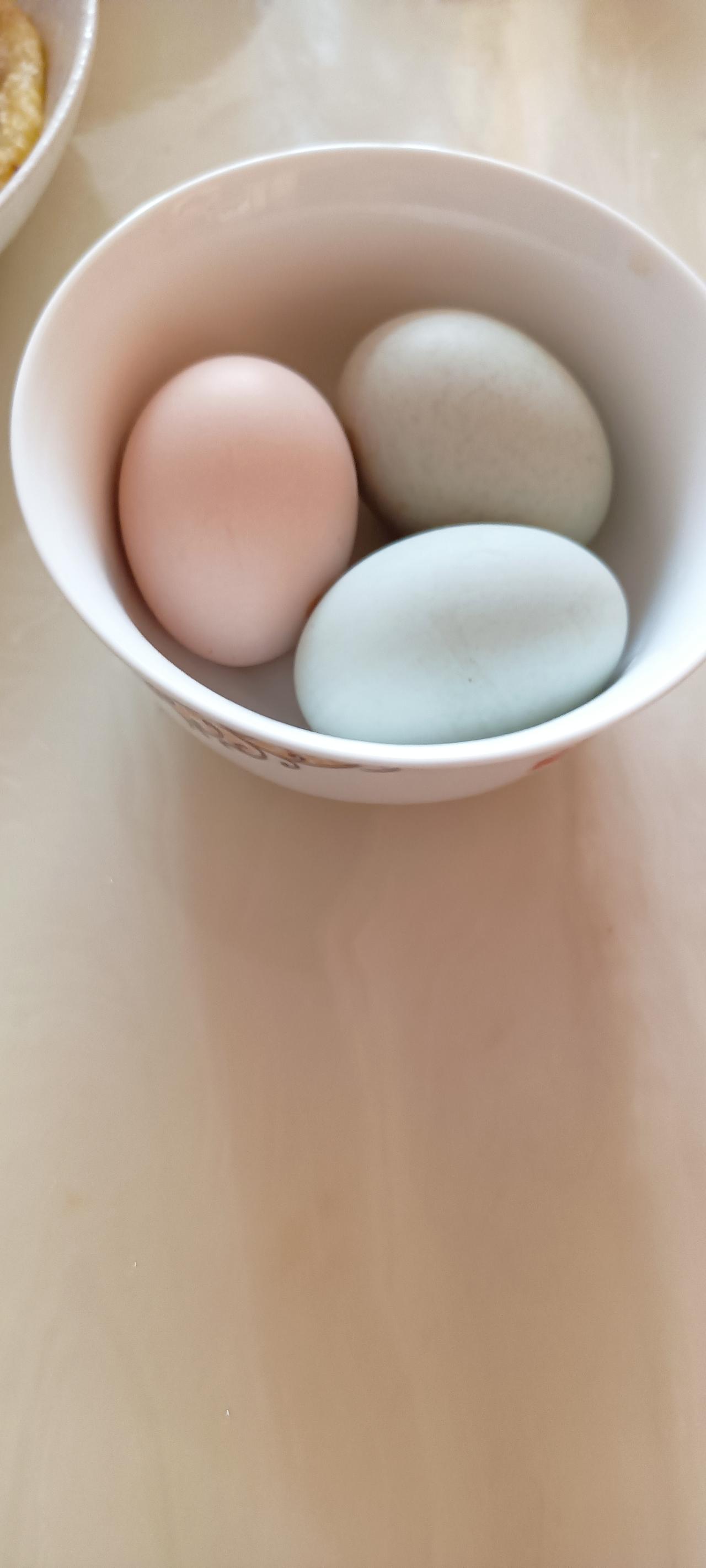 有好友问我，你老公的早餐包饺子了吗？
他愿意吃饺子，自己从来都不会包饺子，一窍不