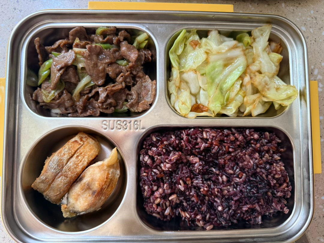 那小子开始要努力了，老母亲重启送饭日常，他美滋滋地说这是姐姐才有的待遇～ 