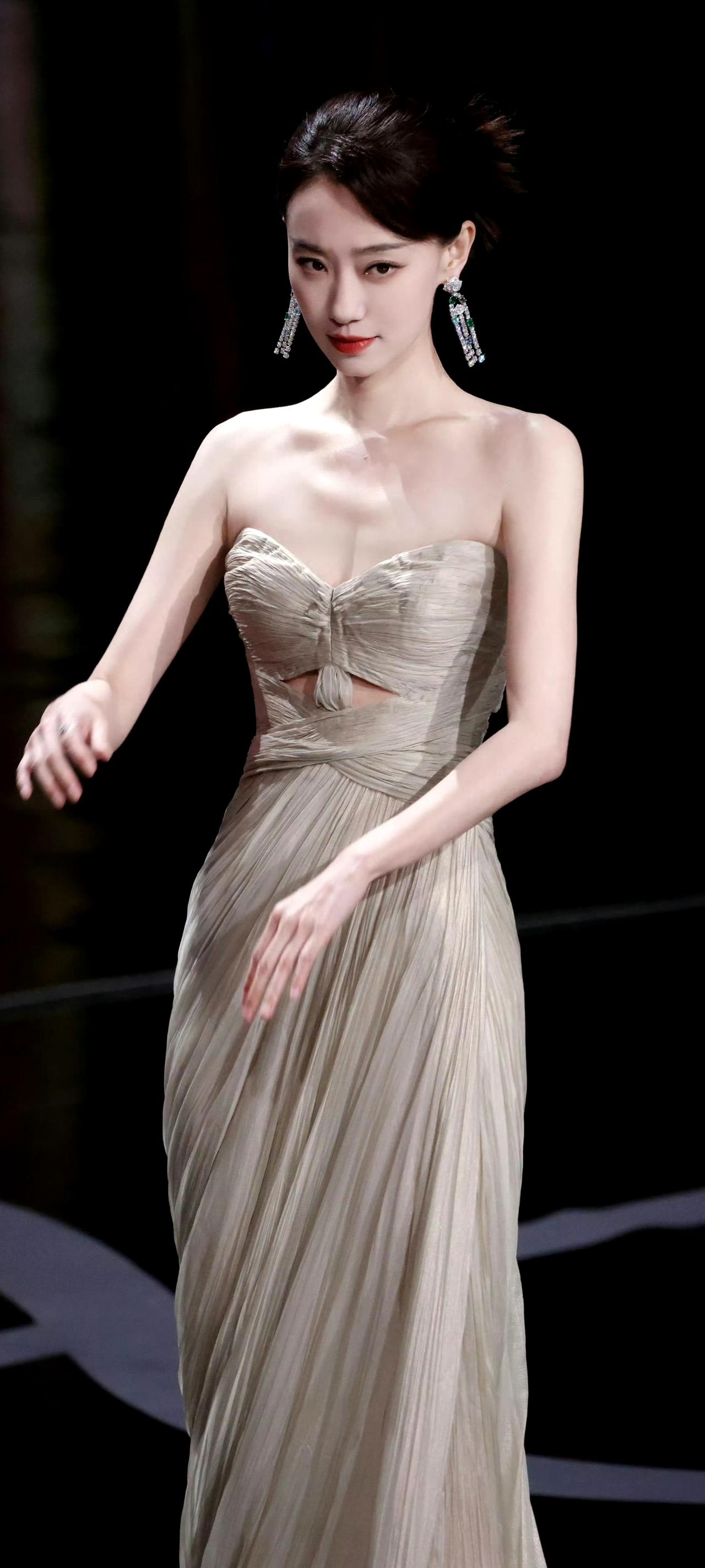 张小斐｜香槟色抹胸纱裙造型
露背设计+褶皱裙摆，清冷又温柔，这气质真的太绝了！?