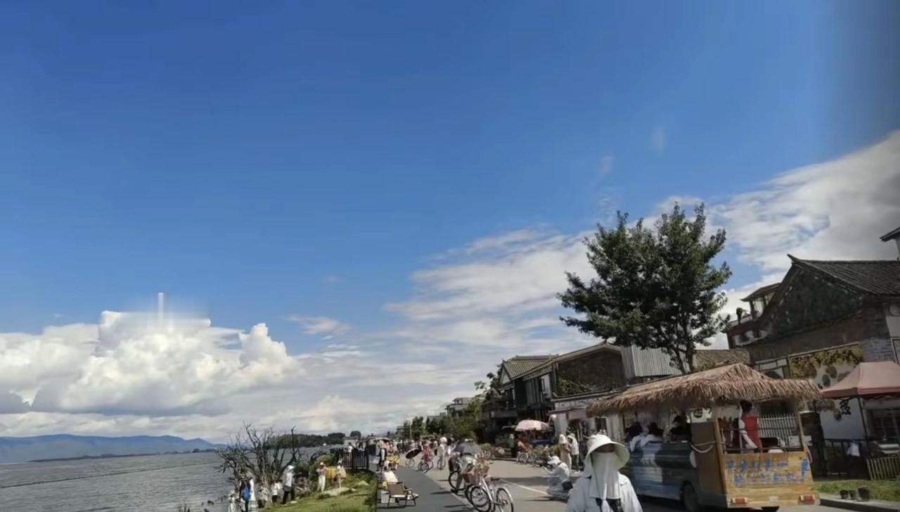 每个人都是一本书，每一页都记载着自己的故事。有风和日丽，也有疾风骤雨，甜酸苦辣一