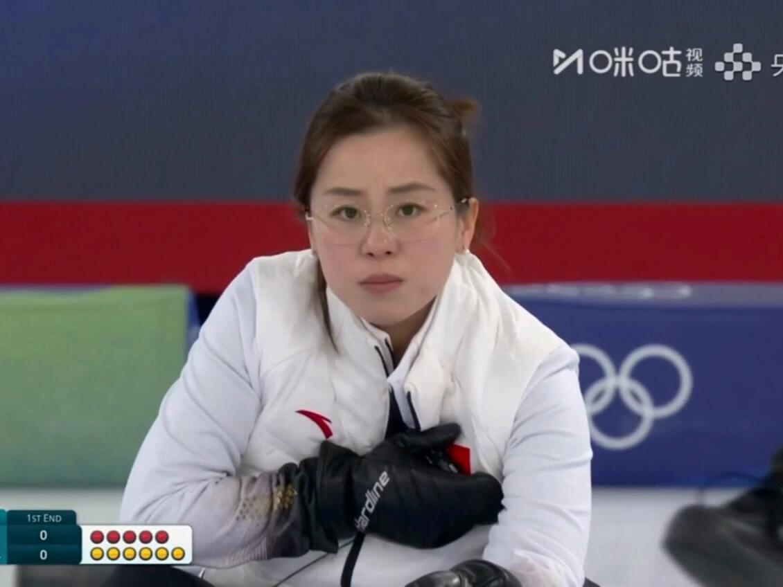 王芮多次手捂胸口 王芮！请你坚定自己！！从败了🇺🇸之后，肉眼可见姐姐的状态不