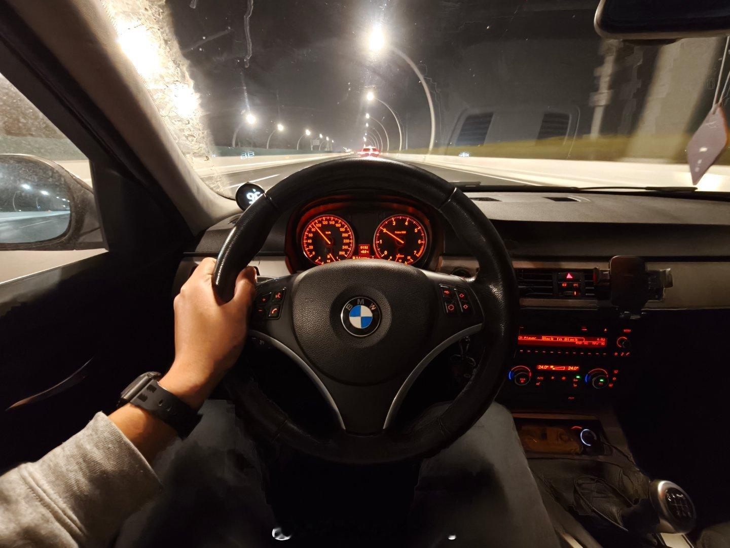 E90在坐姿上的优势依旧能让我感到满足，每次开完臀点高的轿车回来总要跳到上面找找