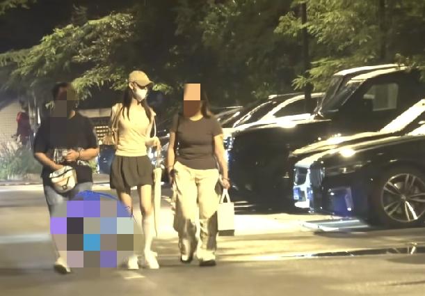 有网友拍到女演员陈瑶开车出去吃饭，吃个饭回来发现爱车后备箱忘关了，一直敞开着，关