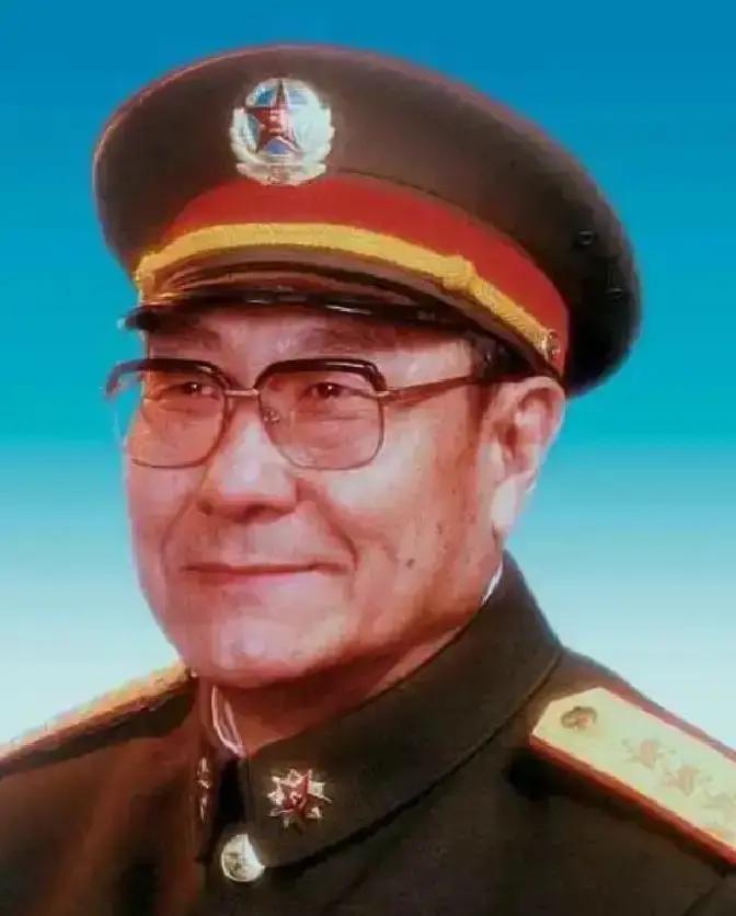 1948年，沈阳战俘营，一个16岁的国民党俘虏抹着眼泪，想领路费回家。一个解放军