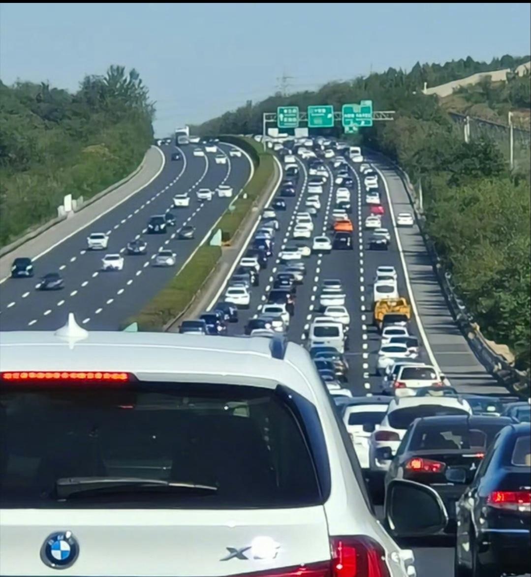 新能源车主该如何应对春节高峰期出行？
春节高峰期出行，新能源车主可得做好规划。2