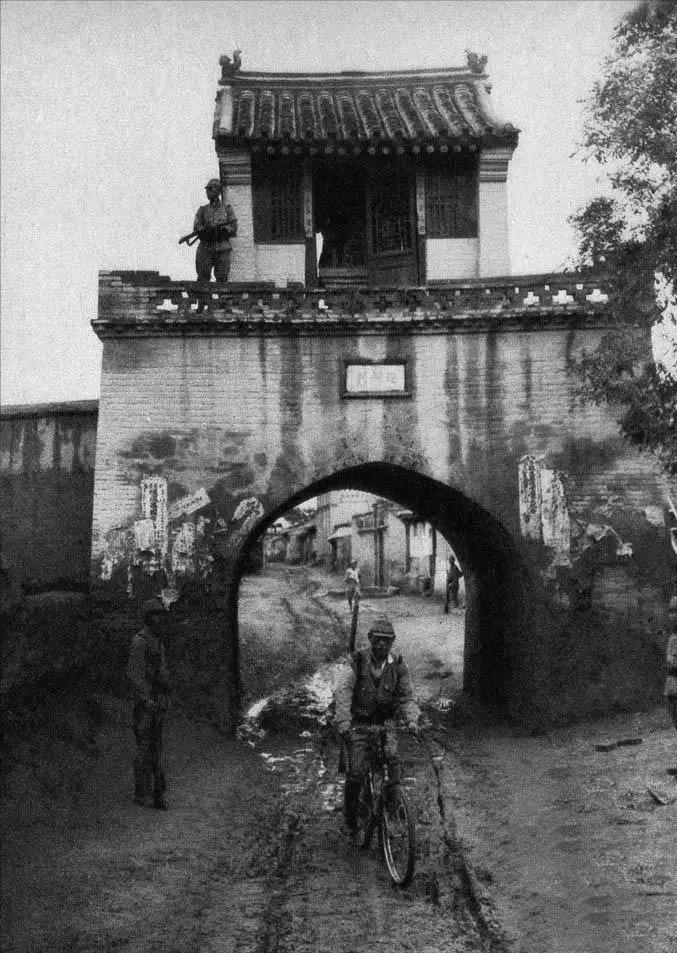 这是抗战时期，中国某沦陷区城门口站岗的日本哨兵，对于沦陷区的普通百姓来说，最恐怖