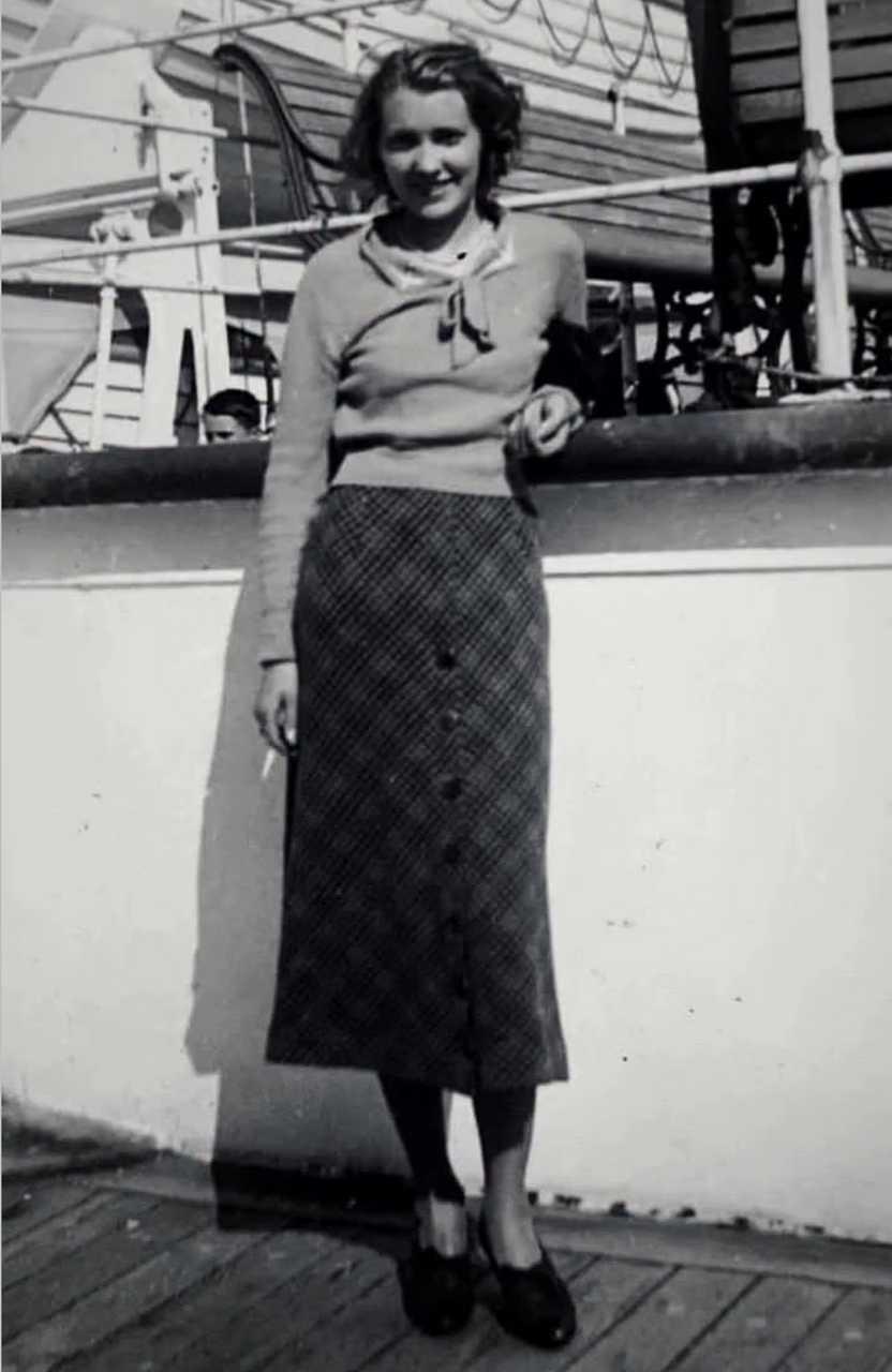 贫苦渔民的女儿，为了摆脱贫困做大户人家的仆人，跨越阶级嫁给了主人家的朋友。
她的