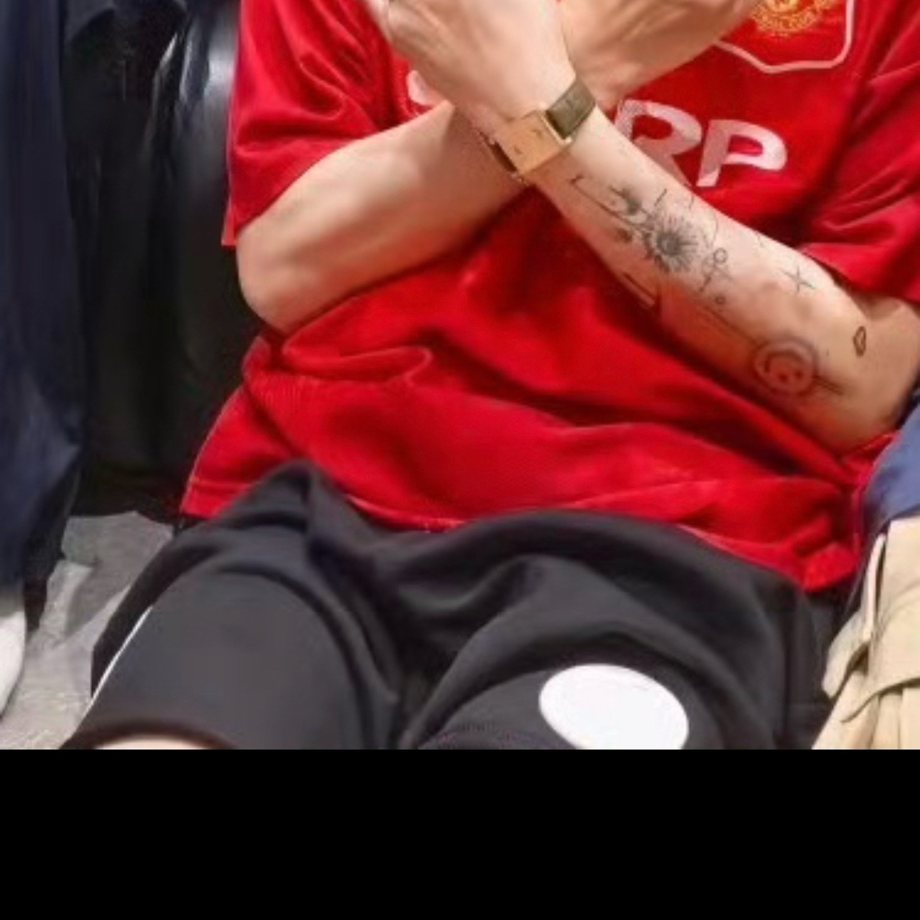 我像个无能的丈夫在屏幕前急得团团转，这群小气的男人自己看我鹿大腿