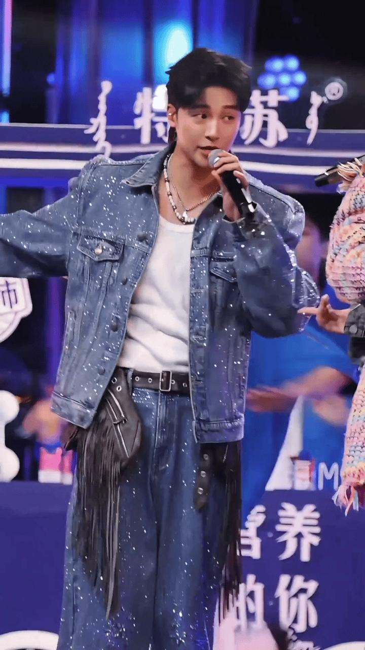 伍嘉成把跨年晚会开成演唱会了 伍嘉成爆表舞台魅力，这位是把跨年晚会秒变演唱会现场