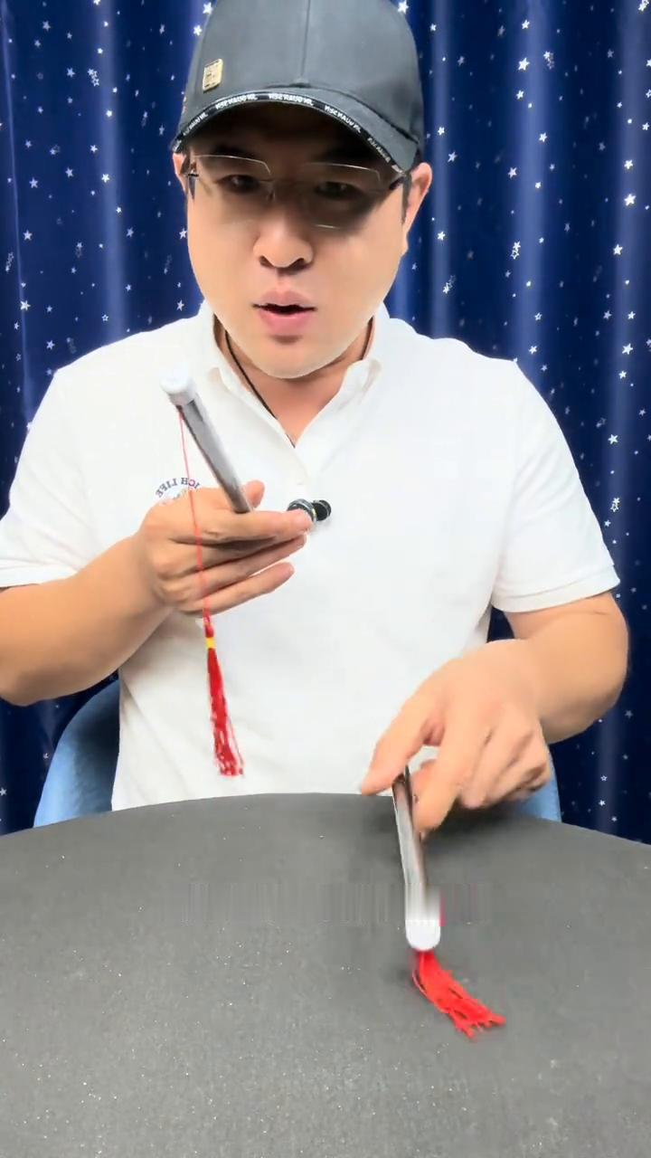 古典戏法鸳鸯棒，疑惑多年终于破解。
大家好，这里有两个棒子，每一个棒子的前方都有
