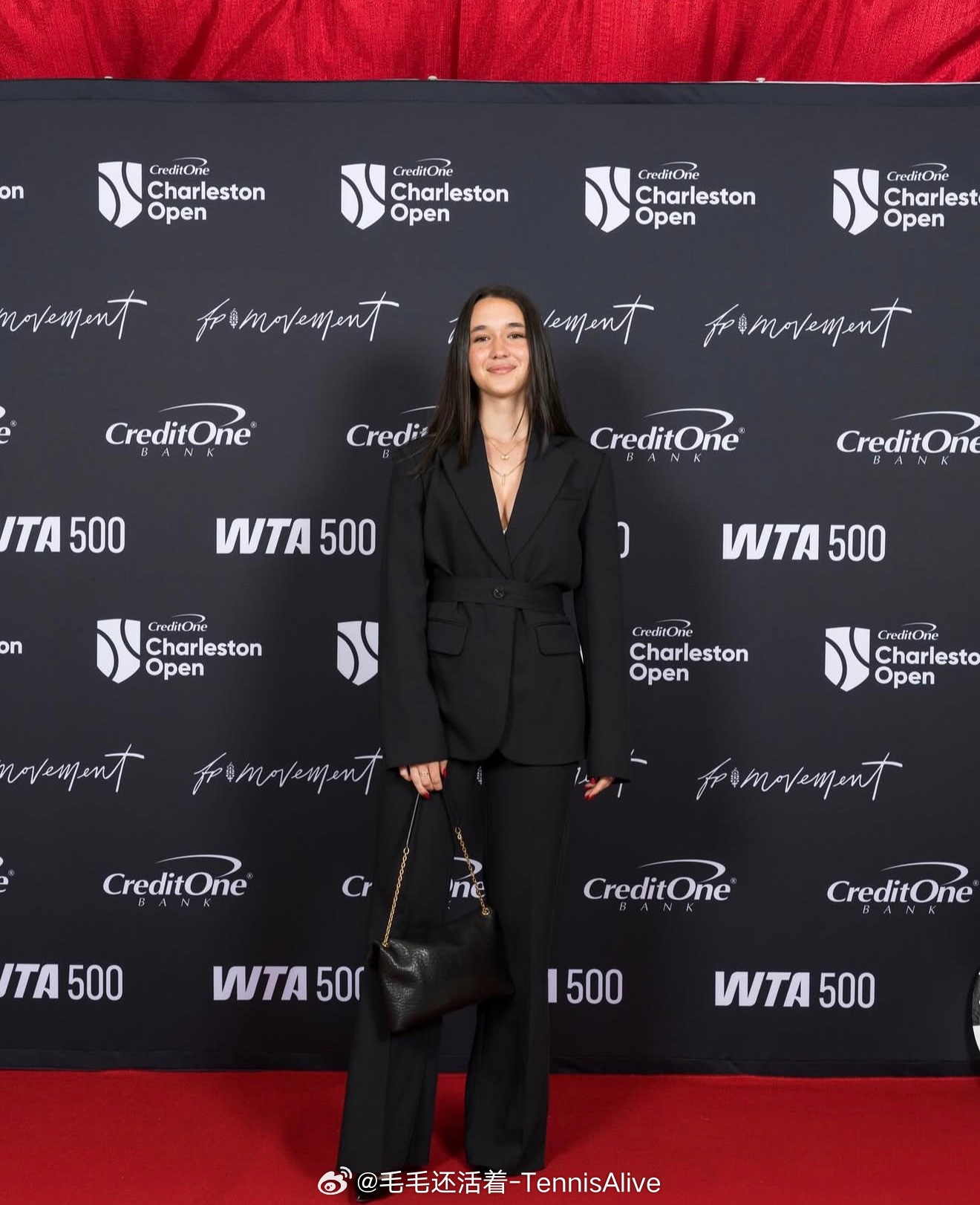 【查尔斯顿球员晚宴照片：佩古拉夫妇到场】佩古拉和老公到场。 