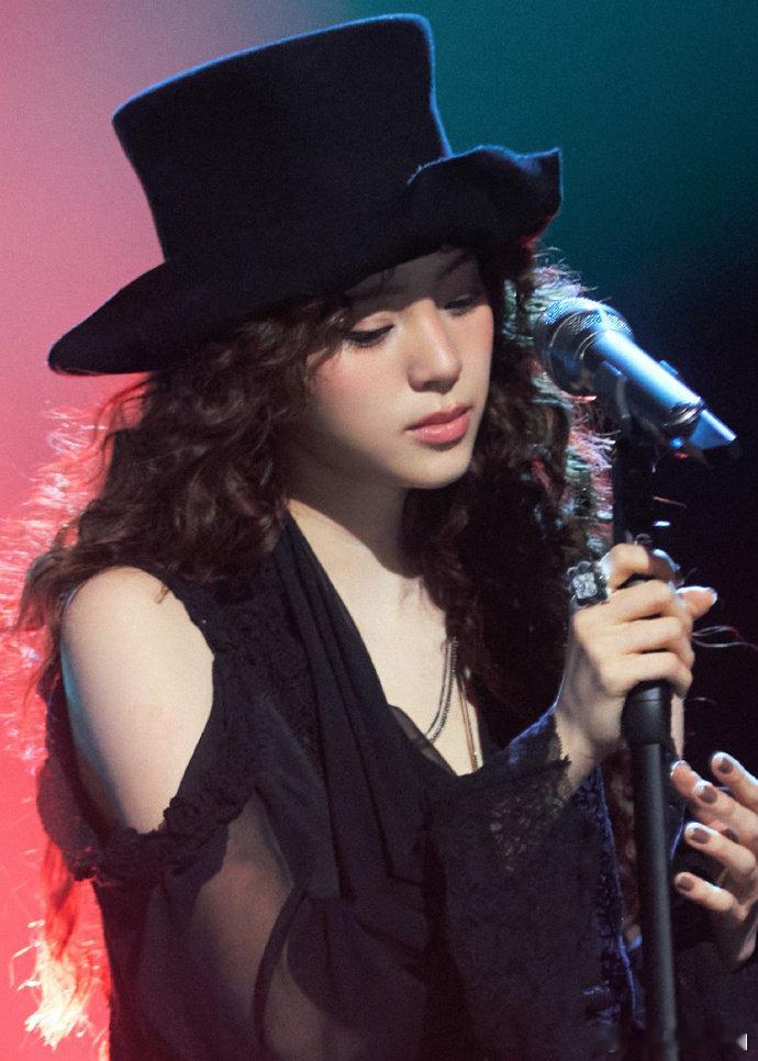 欧阳娜娜把歌唱好还要把水端平采访里先夸搭档再谢何老师，欧阳娜娜这情商我直接跪了！