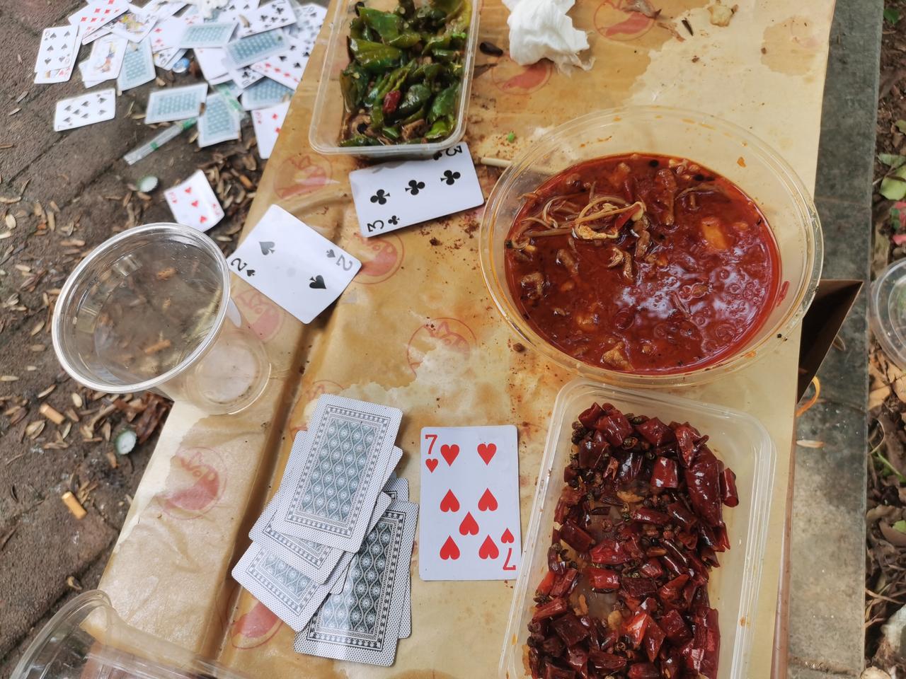 这是谁家孩子留下的？
公园长凳子上，散乱的放着三个一次性饭盒，里面残羹冷炙剩的还