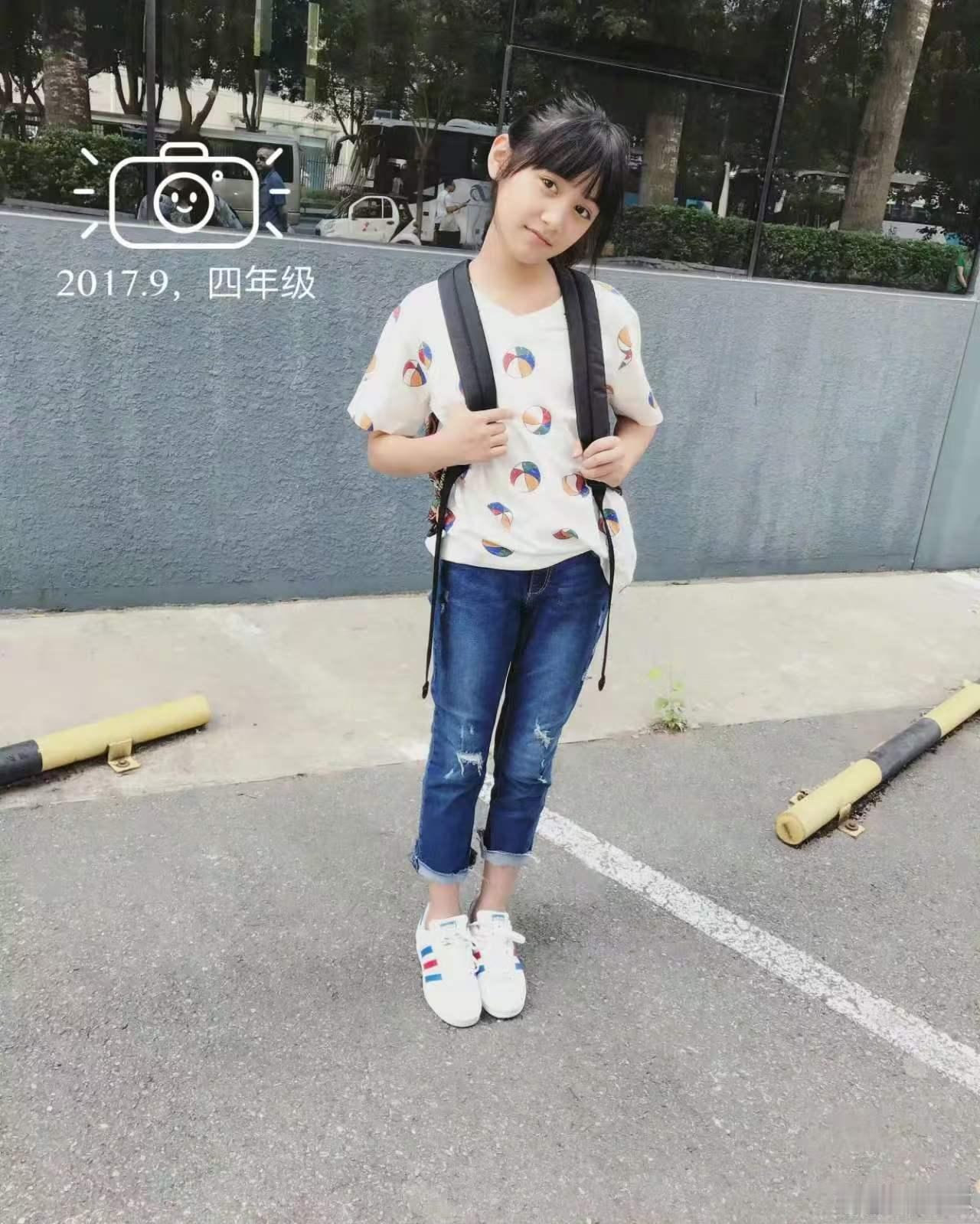 张籽沐晒一年级到大一开学照张籽沐晒开学照一组照片看完整段成长历程，张籽沐坚持开学