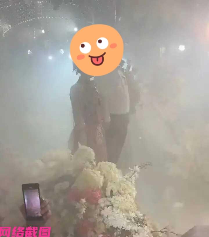 辽宁盘锦某家酒店内，正在进行一场婚礼，只不过婚礼仪式时突然就冒出一阵烟雾，亲朋好
