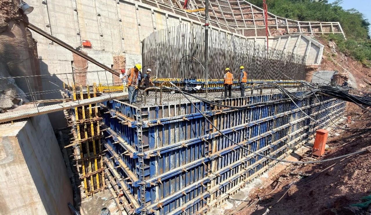 9月3日，重庆涪陵。马鞍街道和李渡街道交界处的山谷里，一声浇筑完成的指令传出——