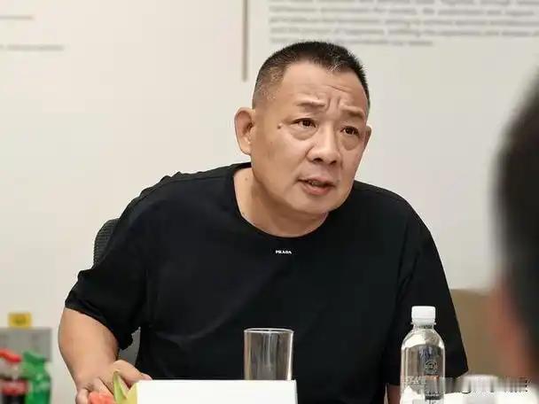 涨租2000万那天，于东来没还价。
房东以为他至少会哭穷、会拖、会求情。都没有。