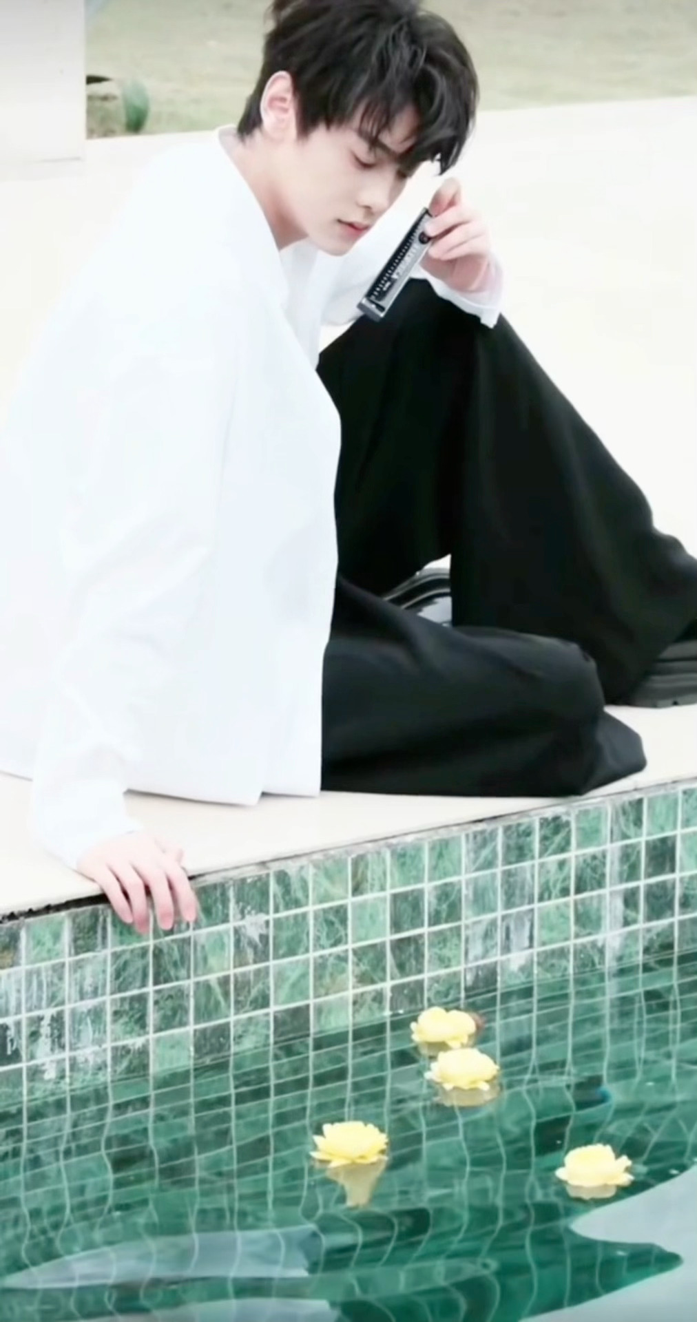 田栩宁白衬衫学长 .田栩宁新物料 白衬衫泳池边拿着口琴 春日学长完全暴击😍 