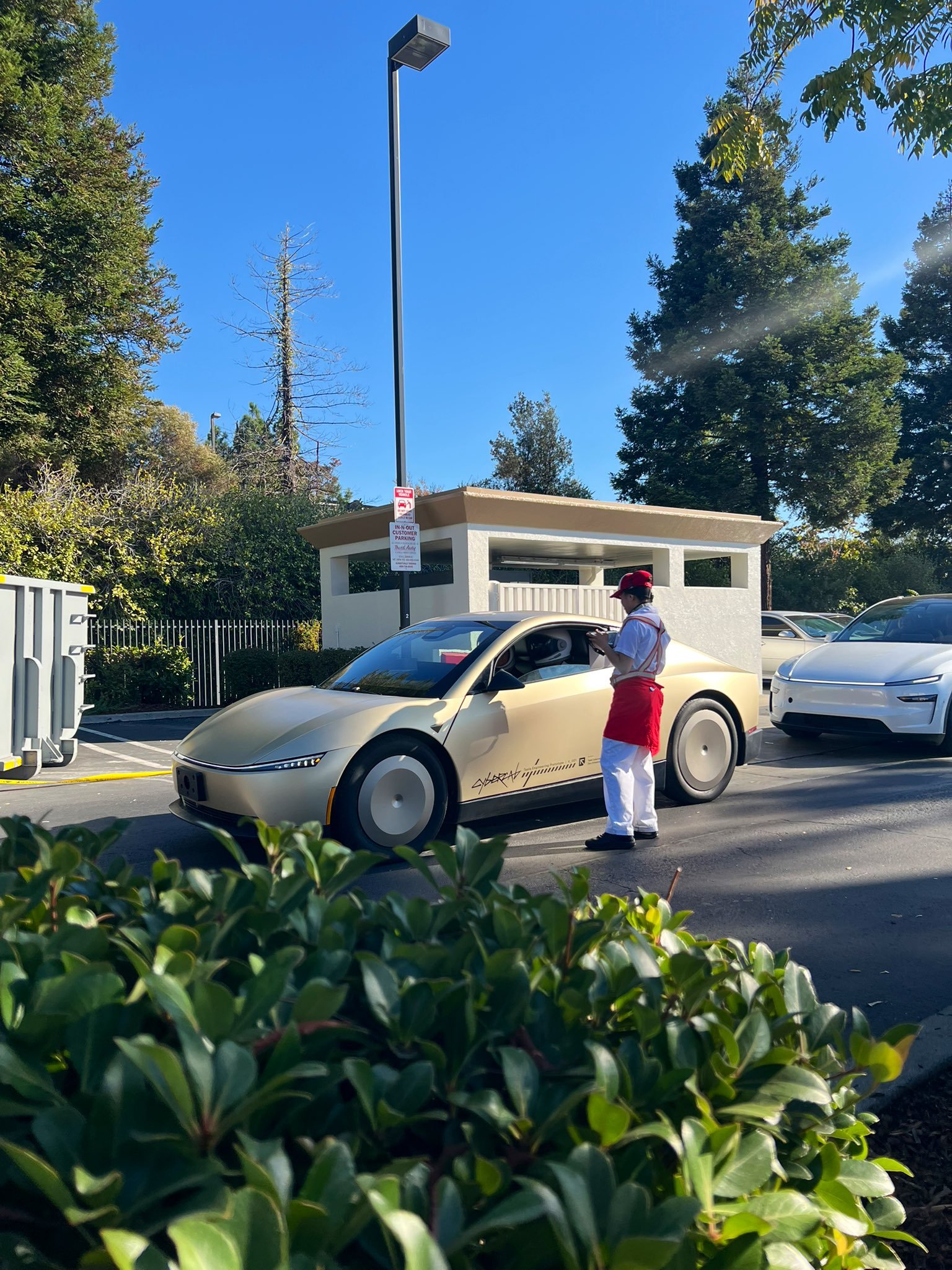 特斯拉发布了其量产 Robotaxi CyberCab 在 IN-N-OUT 快