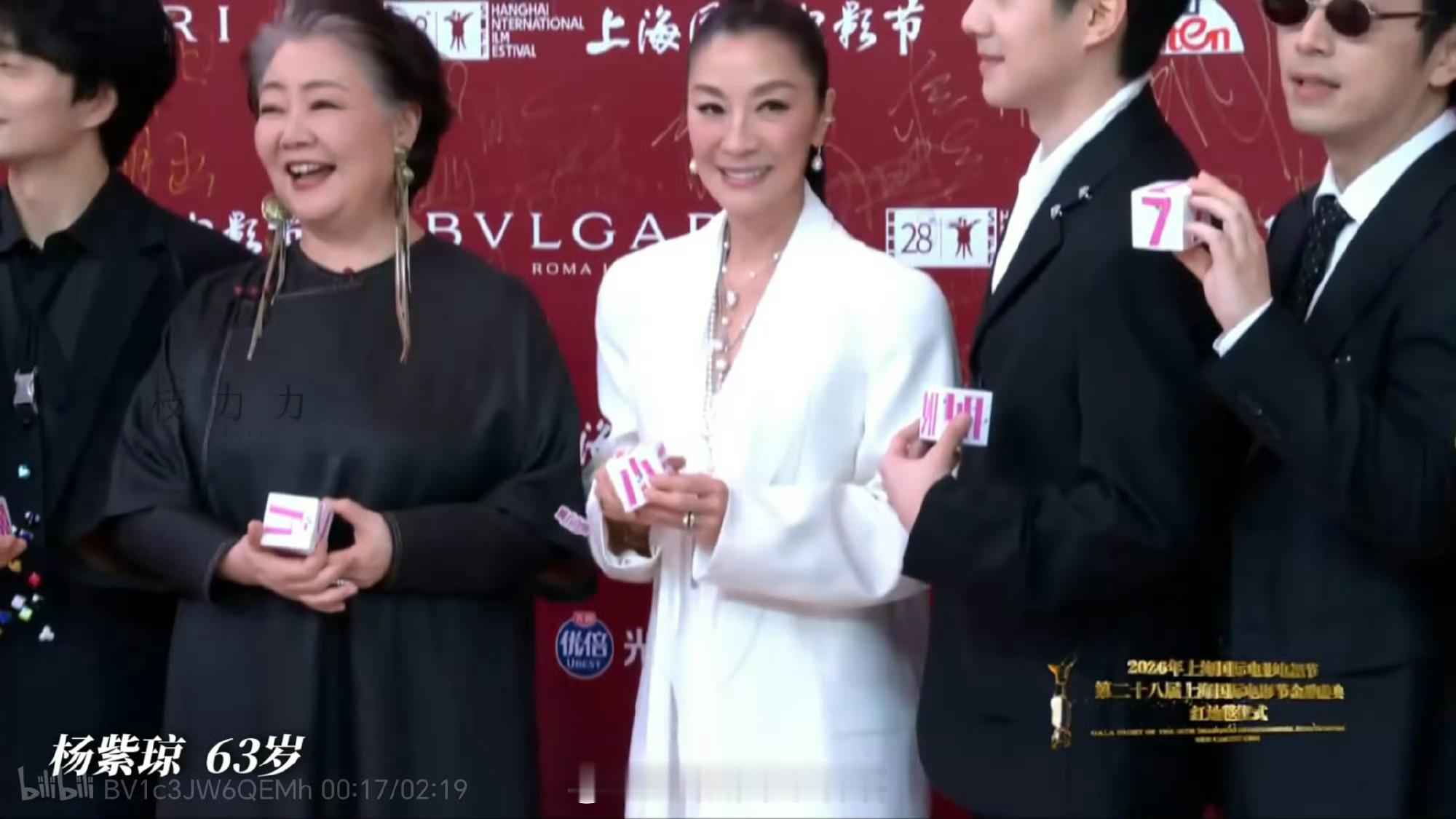 明星走红毯也喜欢看热闹红毯可热闹了 这么多人一起 吃瓜呀看热闹呀真的非常方便 
