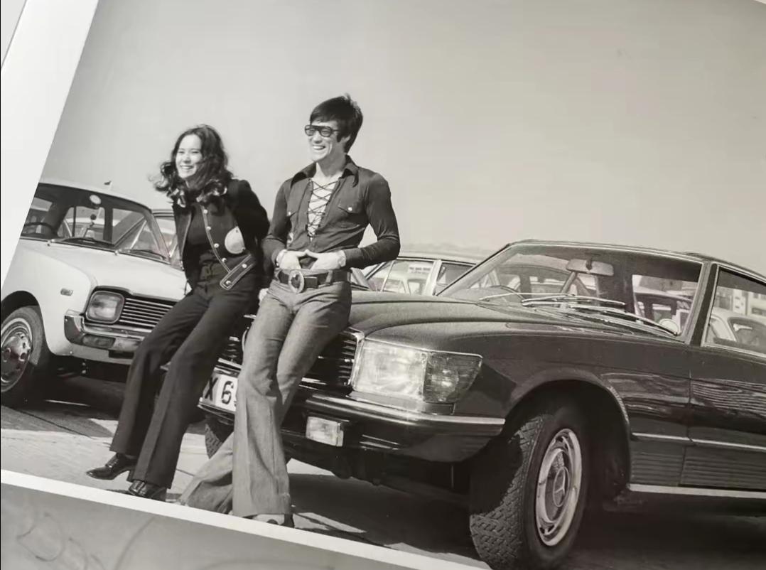 复古风潮，黑白经典，车与人的完美结合！80年代的一张照片非常珍贵。有认识这两位的