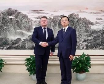 急了，泽连斯基派人来华
12月18日，外交部部长助理刘彬同乌克兰第一副外长基斯利