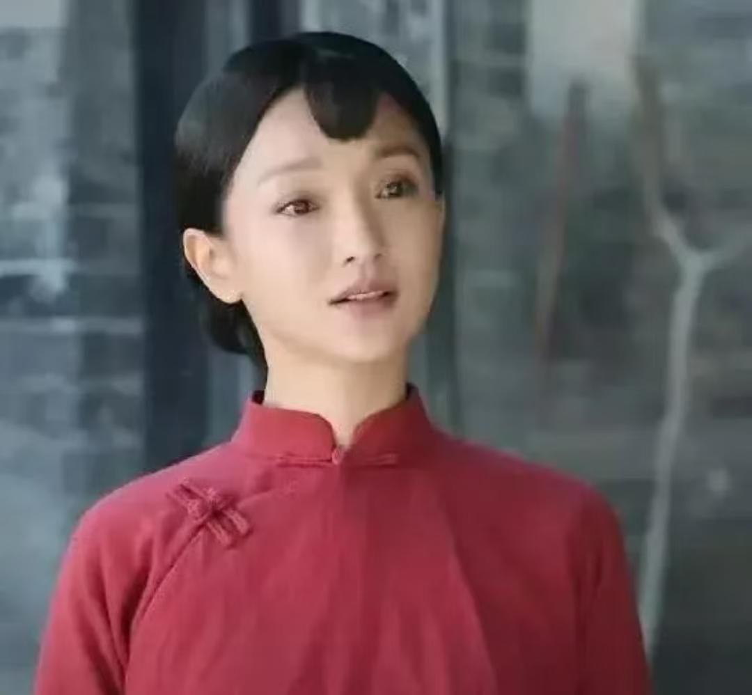 巩俐演的九儿是土里长出来的，周迅演的九儿是账本里算出来的，她们到底谁更像九儿？