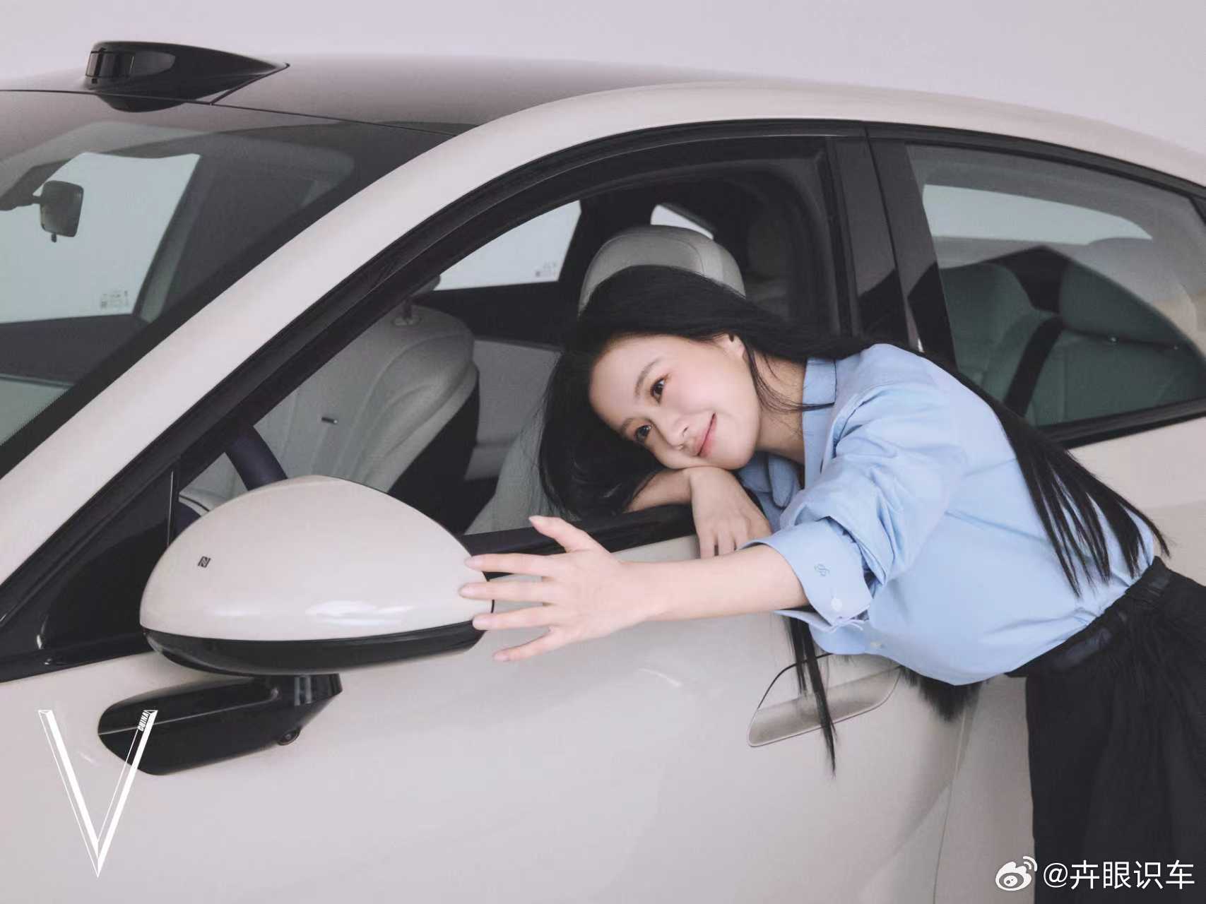 杨紫掀起A9合拍浪潮包上恩携大片加入合拍阵容风云A9公认的出片搭子明星都在和风云