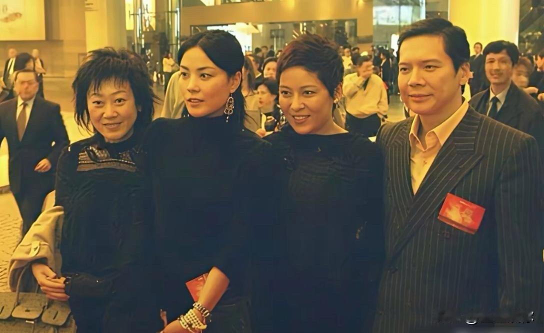 向华强早年看中还未蜕变的向太，一眼看穿她有野心、能力与忠心，且她的自我追求刚好契