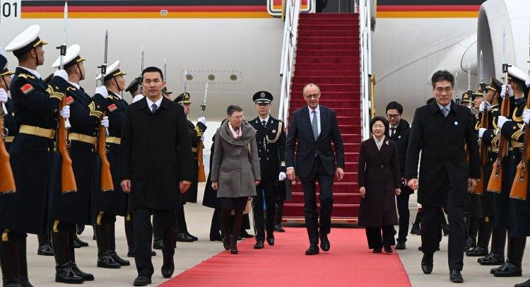 德国总理默茨在启程访华前于机场公开表示，与中国“脱钩”是错误的选择，只会伤及自身