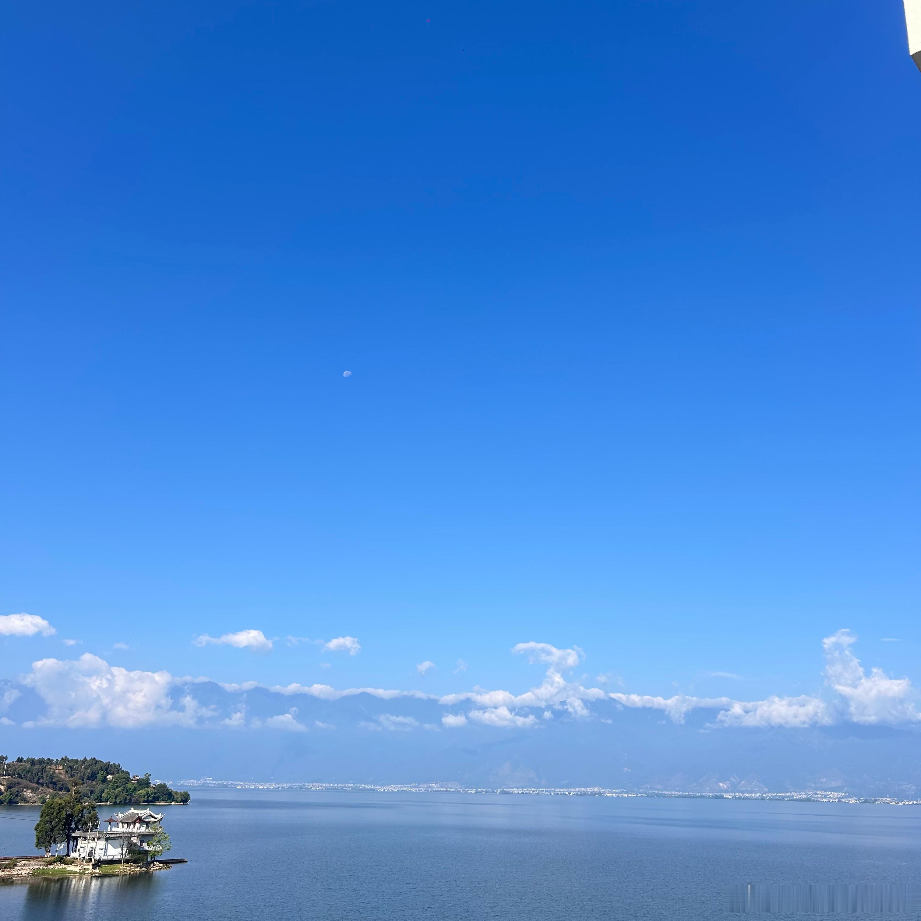 苍山洱海，风花雪月。在大理祝福大家666日一切顺利！洱海随手拍天空苍山洱海族暨步