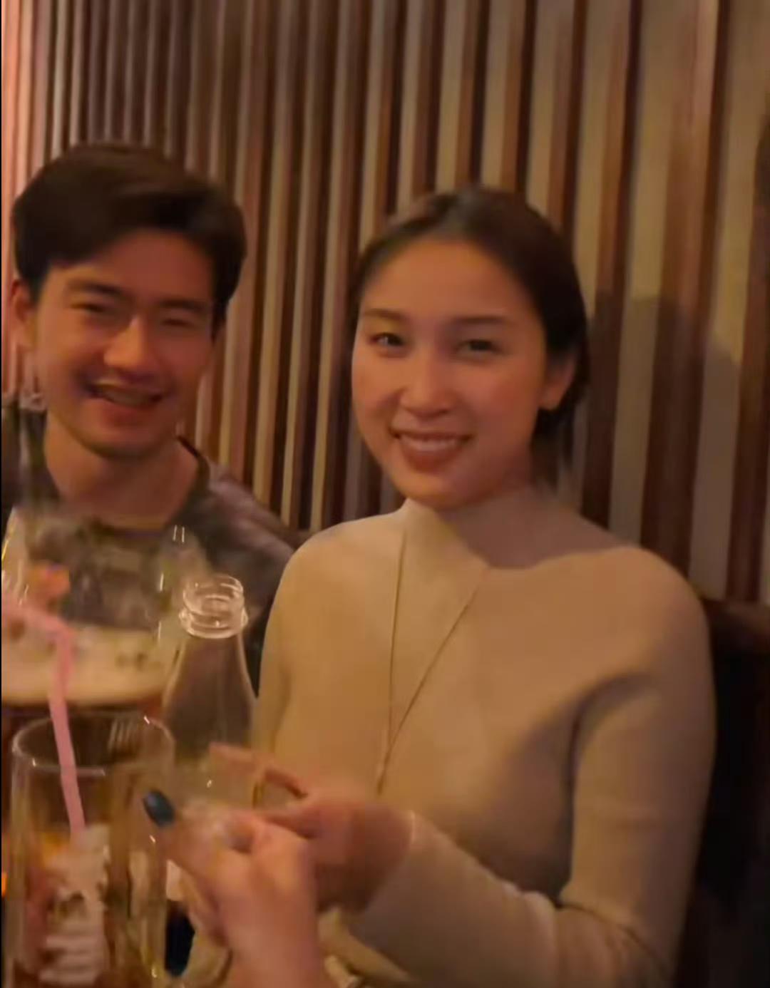 钱天一、王昶与友人聚餐[笑哭]！
这对儿胖球界、毛毛球界的跨界情侣又一起出现在网