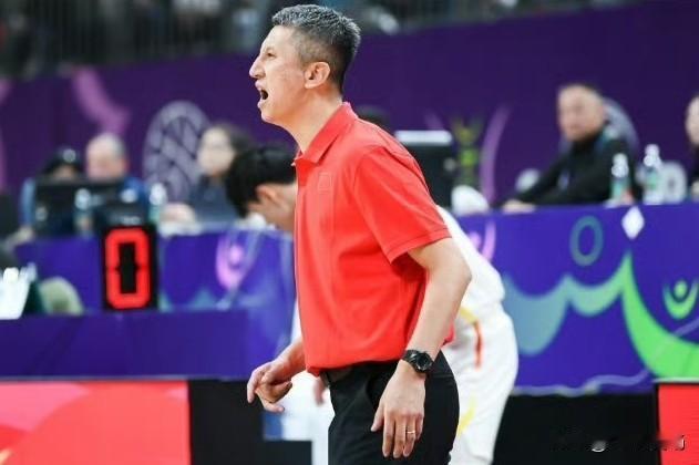 在沈阳中国男篮输给了日本队，这是中国篮球历史上的耻辱。作为主教练，郭士强已经不适
