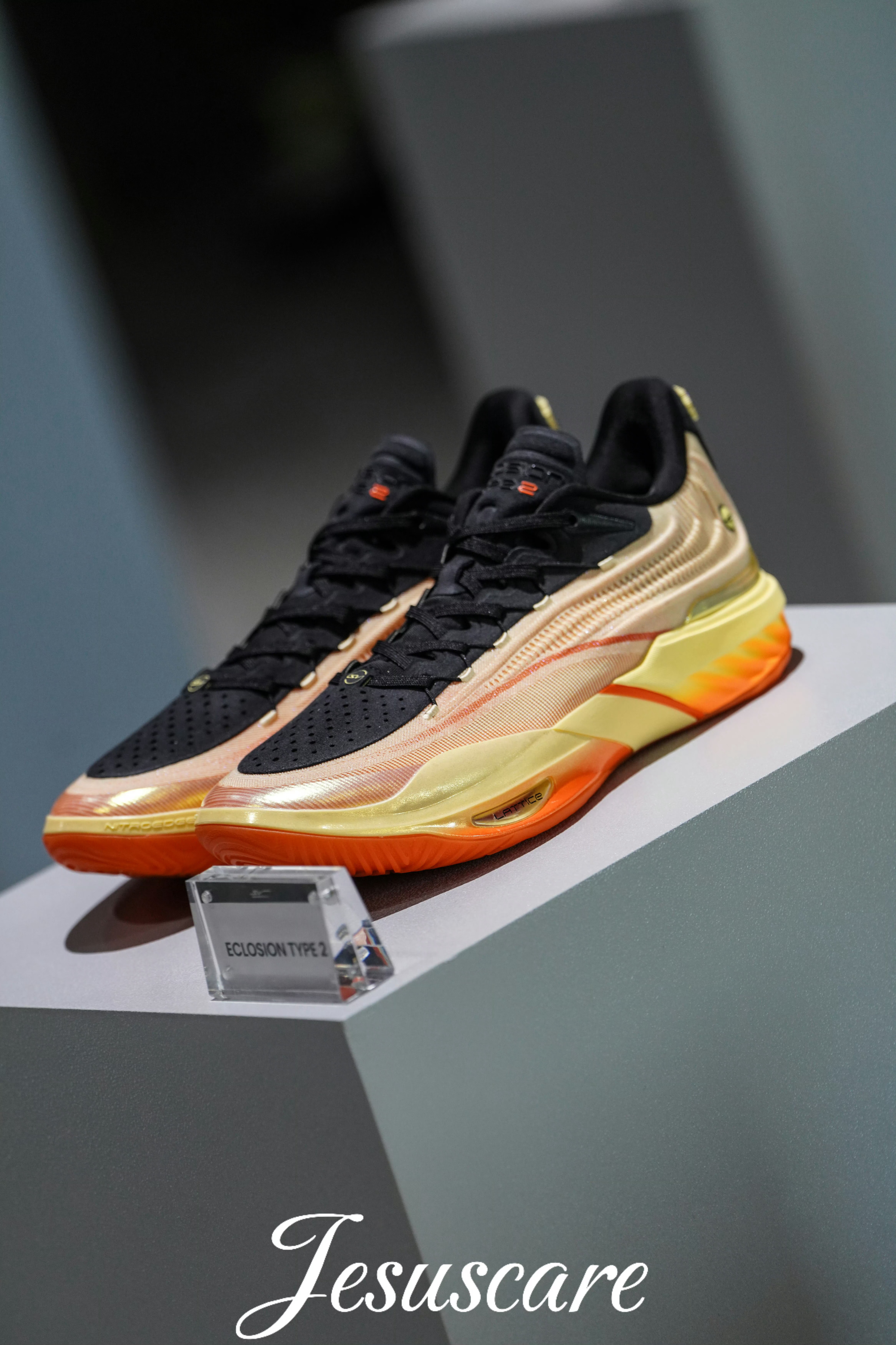 -图片是在洛杉矶全明星期间拍的的库里和欧文在同一块场地训练原鞋配色参考图二 ©️