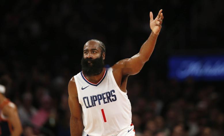 NBA常规赛，快船加时121-117逆转击败猛龙。本场比赛伦纳德缺席，哈登前三节