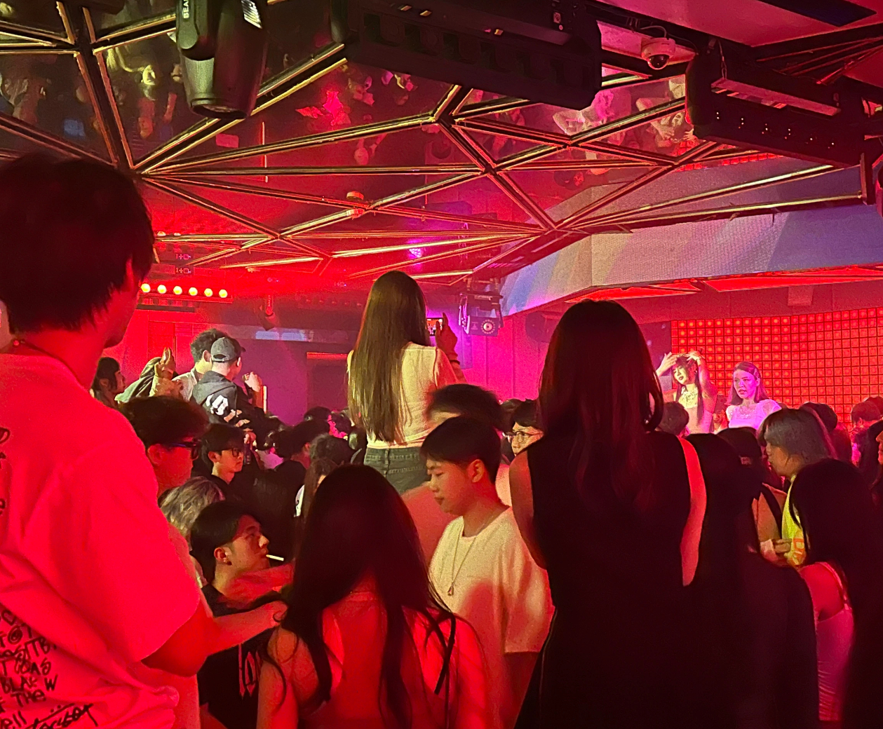 #上海年轻人爱上夜店健身#上海年轻人的生活可谓是太彪悍了。这谁能分得出是健身现场
