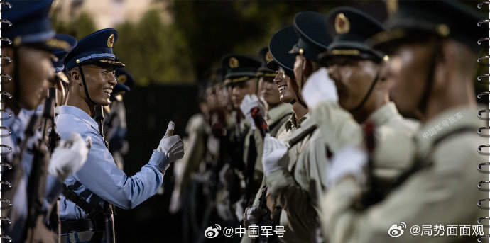 【被受阅官兵的笑容感染到了】露出8颗牙咧嘴笑，快来一起朝着镜头比个心~戳↓↓一键