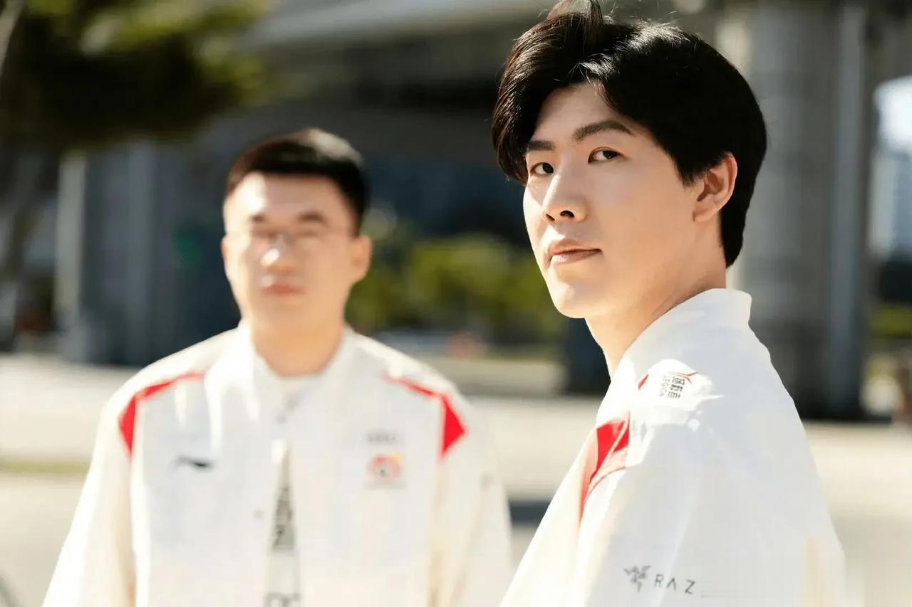 英雄联盟S13的主题是登神，注：登 同 蹬 

主角是Xiaohu
主要是指他一