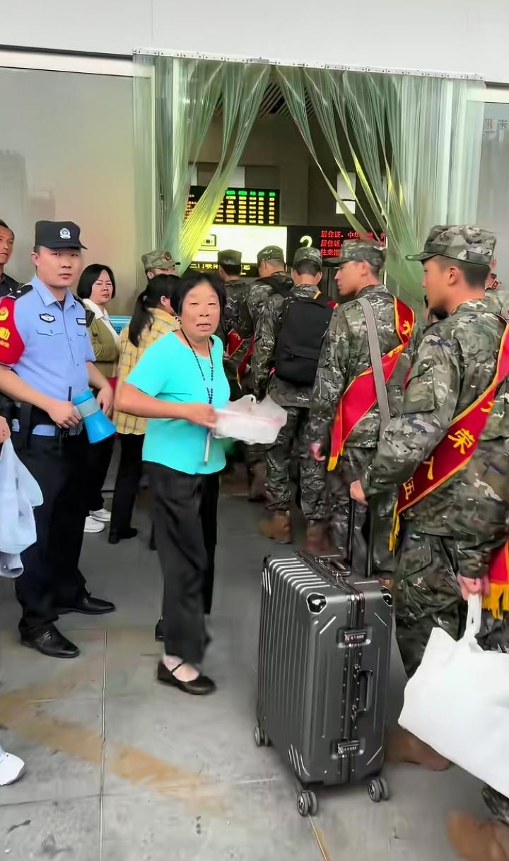 车站的风还带着饺子的热气，奶奶却晚了几分钟，没能亲手把饺子塞进孙儿嘴里。但她没有