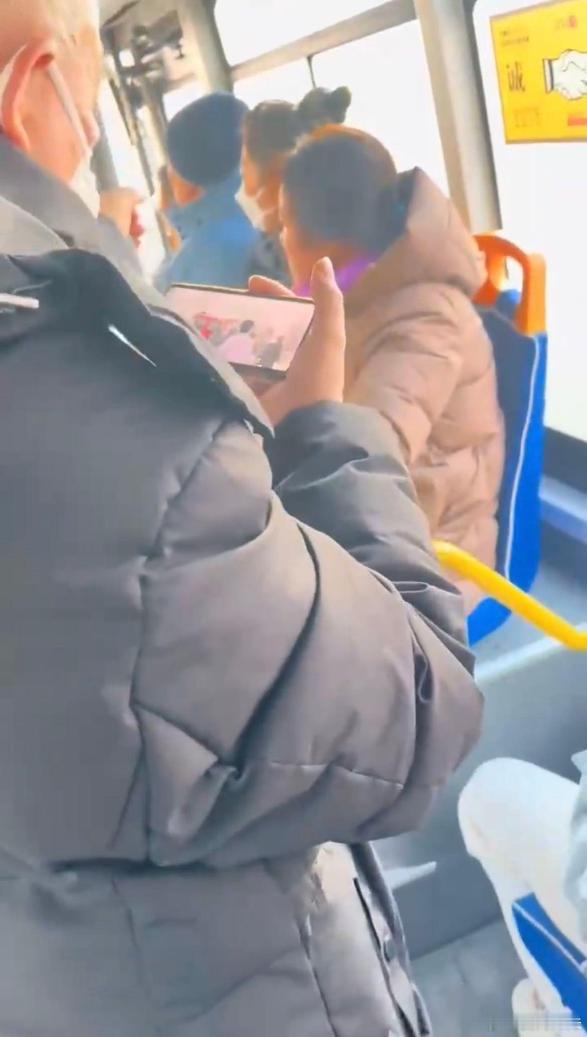 公交车偶遇大爷看黄景瑜新剧 黄子瑜受众人群也太广了吧，不过黄景瑜大高个超级帅，一