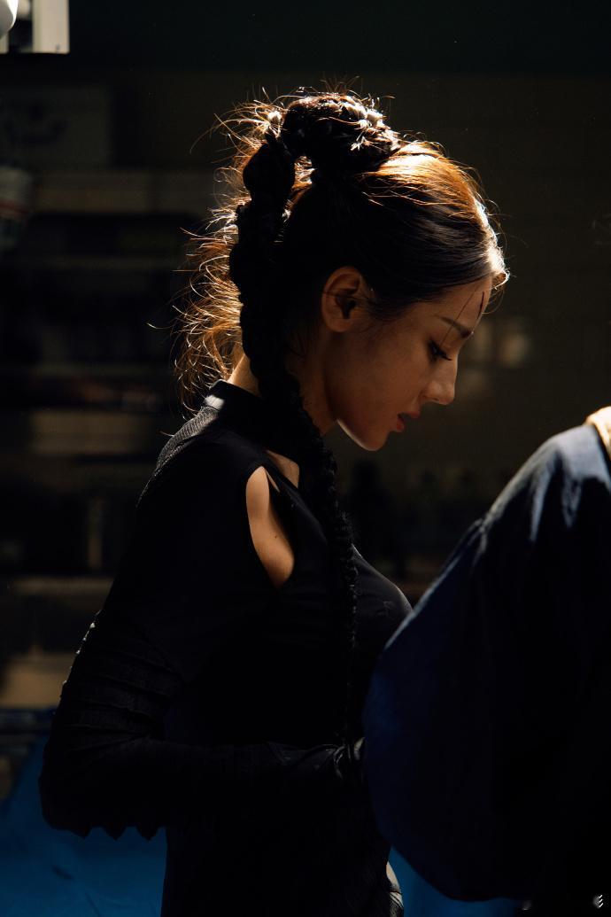 迪丽热巴聂九罗的剧照，连光都偏爱聂九罗