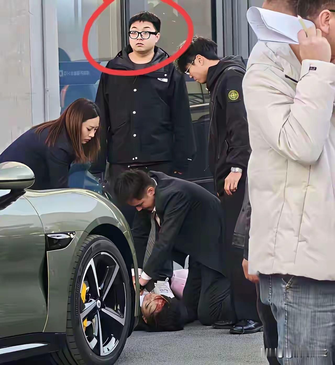 杭州小米汽车事故的车主为啥这种表情？这是吓住了还是觉得不可思议，一脸懵逼？这种目