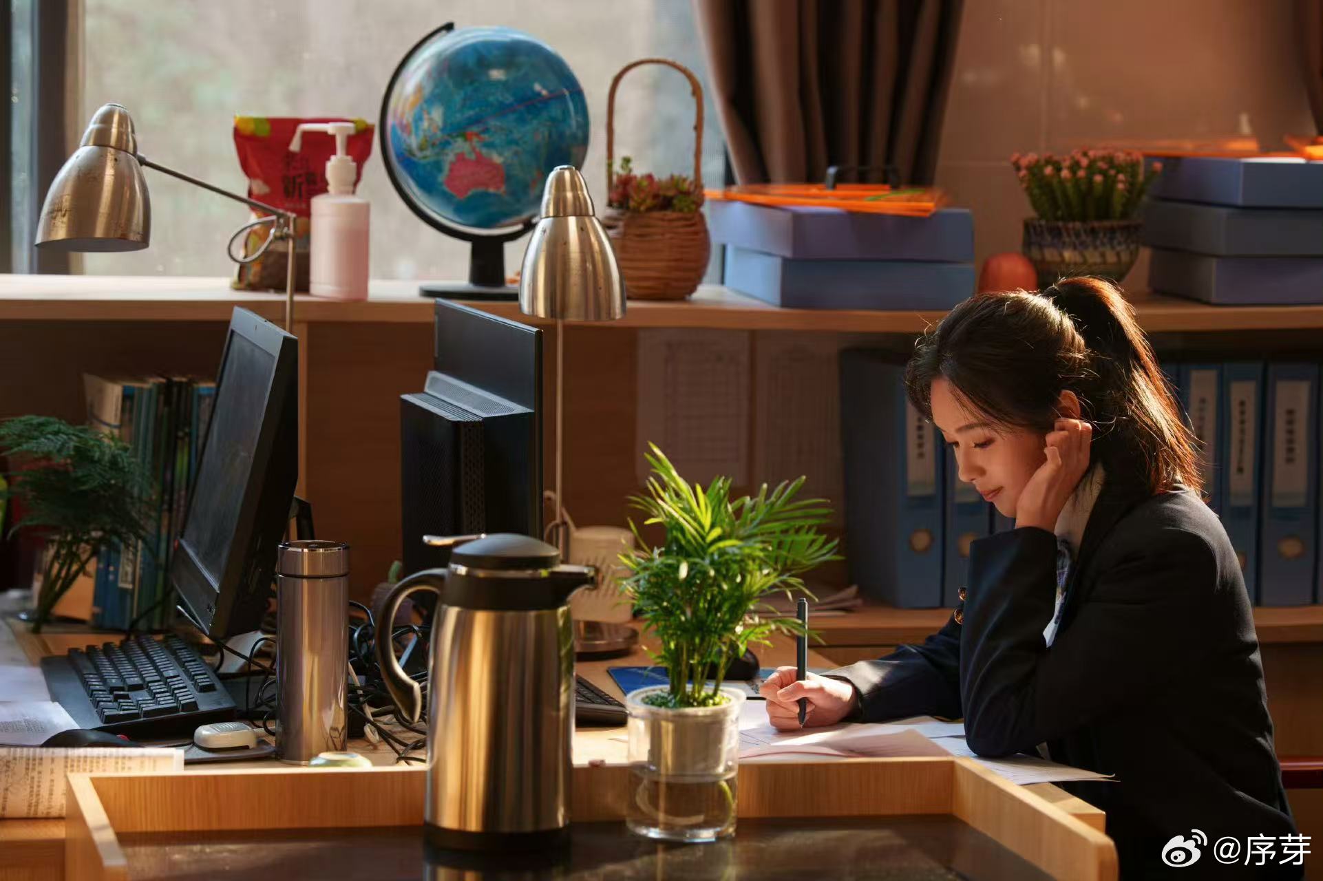 魏哲鸣新剧成crush的暗恋文男主 久别重逢+双向暗恋，还要加上律师与当事人的设