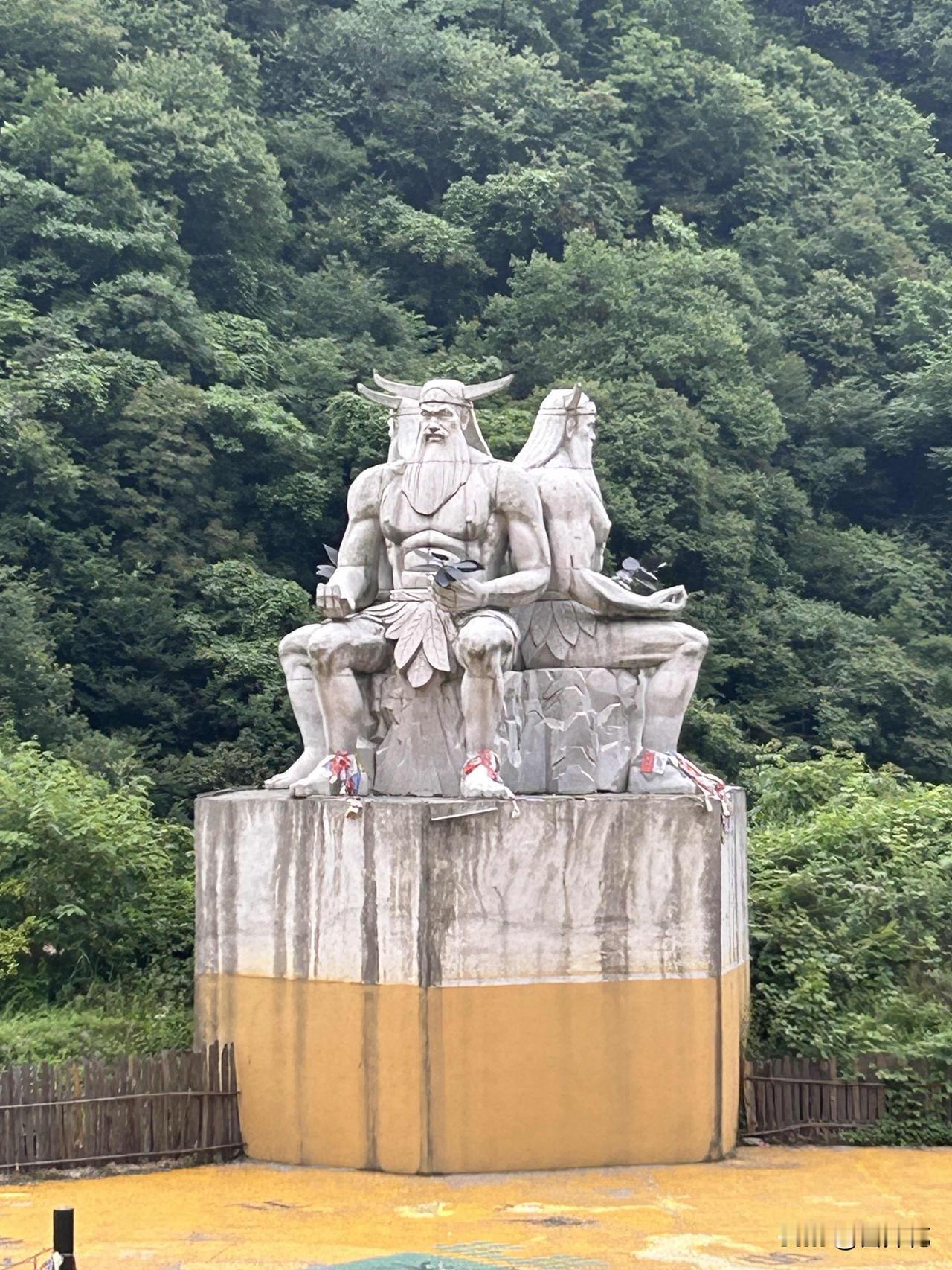 神农氏（炎帝）三面雕塑像（随手拍）。来神农架遐暑几天了，天天见到神农氏（炎帝）三
