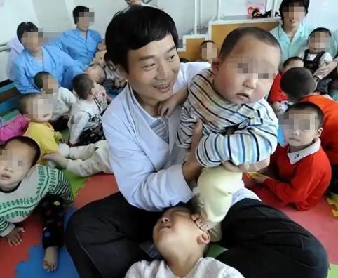 2009年，河南医生宋兆普自愿为孤儿院的孩子们看病，没想到，他发现大多数孩子的肚
