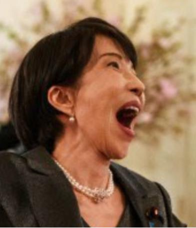 日本网民愤怒了！
 
有日本网民这样说，“我们日本的首相竟然在外交场合，张开大嘴